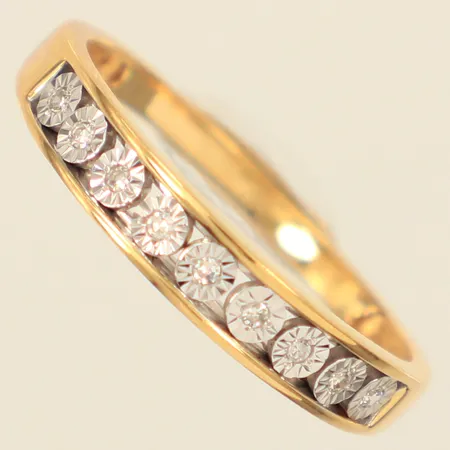 Ring, diamanter 9 x ca 0,005ct, stl 17, bredd 3,5mm, GHA, 18K  Vikt: 2 g
