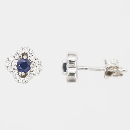Ett par örhängen med safirer, Ø3mm, samt briljantslipade diamanter 34 x ca 0,005ct, totalt 0,16ct enligt gravyr, stift,  höjd: ca 13mm, bredd: 6mm, 18K vitguld. Vikt: 1,4 g