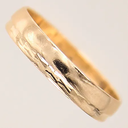 Ring med dekor, stl: 16, bredd: 3,5mm, 9K  Vikt: 1,3 g
