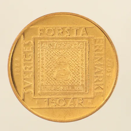 Minnesmynt Ø36mm, nominellt värde 50kr, Sveriges första frimärke, legering av koppar, aluminium, zink och tenn, plastetui