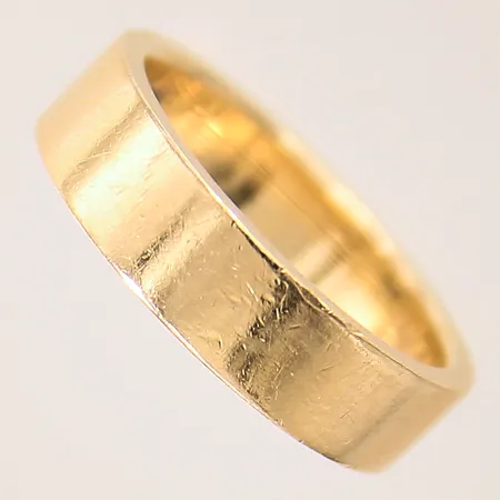 Ring, slät, stl: 16½, bredd: 4,8mm, gravyr, 18K  Vikt: 6,2 g