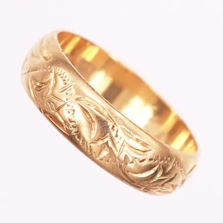 Ring med mönsterdekor, stl: 19, bredd 6mm, gravyr, 18K guld. Vikt: 6,1 g