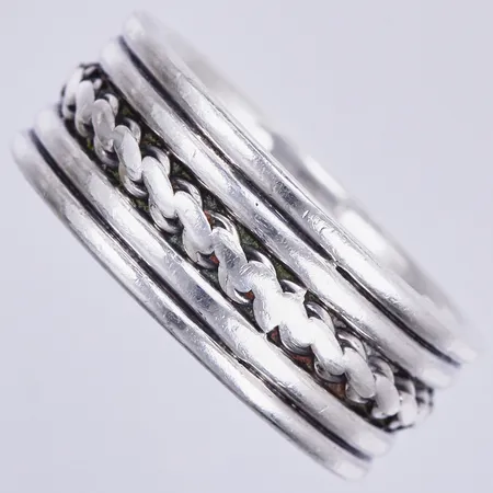 Ring mönstrad, stl ca 16½, bredd ca 8mm, silver 925/1000  Vikt: 6,8 g