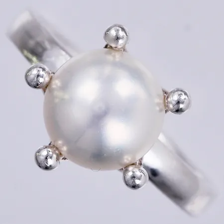 Ring med odlad pärla, stl: 19, bredd ca 3-11mm, GHA 925/1000 silver Vikt: 4,9 g