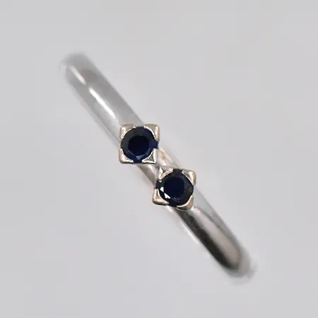 Ring med safirer, stl 19, nagg på ena stenen,, vitguld, 18K Vikt: 3,2 g