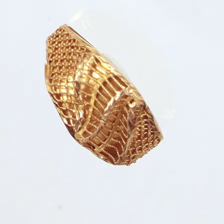 Ring, Ø18¼, bredd 10,6, ojämn i skenan, 21K  Vikt: 1,8 g