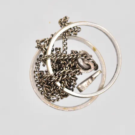 Kedja defekt, 2 ringar, gravyrer, silver Vikt: 4,5 g