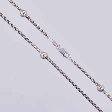 Collier Ormlänk med innefattade hängen, längd ca 40cm, bredd ca 2-5mm, silver 925/1000  Vikt: 7,2 g