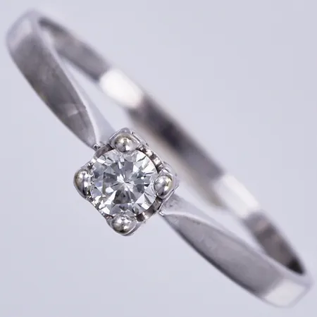 Ring med diamant ca 1x0,16ct, vitguld, stl:17½, bredd: ca 1-2mm, 18K  Vikt: 1,9 g