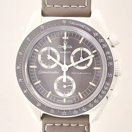 Herrur Omega X Swatch, Moonswatch, Mission on Earth Desert, bioceramic, quartz, Ø42mm, kronograf, velcro-band, plexiglas, inga tillbehör. 