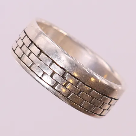 Ring med mönsterdekor, stl 22, ca bredd 8,5mm, GHA. 925/1000 silver  Vikt: 8,2 g