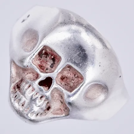 Ring Dödskalle, stl ca 20, bredd ca 5-18mm, aningen skev skena, silver 925/1000  Vikt: 8,9 g
