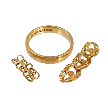 Ring, slät modell med gravyr + två länkbitar, 18K guld Vikt: 7,9 g