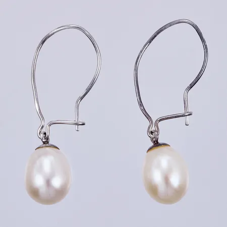 Ett par örhängen med odlade pärlor a 10x8mm, längd ca 2,8cm, silver Vikt: 2,4 g