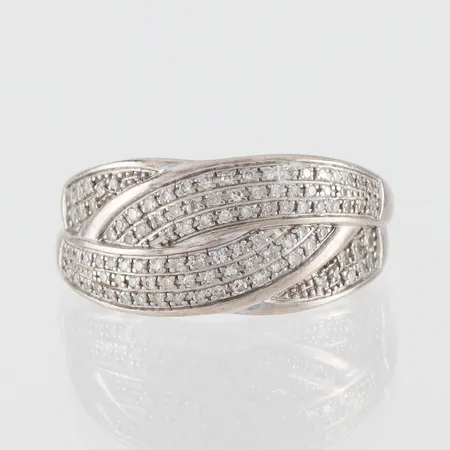 Ring vitguld med diamanter, Guldfynd AB, storlek 18 mm, bredd 2.4-9.4 mm, 18k. Vikt: 3,6 g
