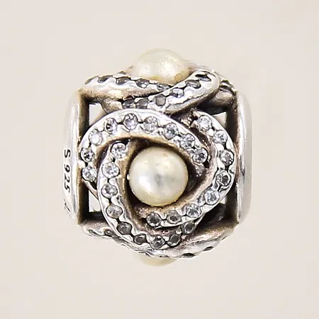 Berlock med imitationspärlor samt vita stenar, Pandora, 9,7x11mm, silver 925/1000 Vikt: 2,5 g