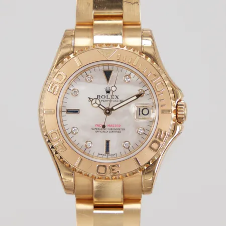 Armbandsur Rolex Yacht-Master 18K, midsize Ø 35mm, automatisk, datum, safirglas, ref: 168628, serienummer: K946526, pärlemourtavla med diamant och safirindex, oysterlänk 18K, total längd ca 17cm, certifikat Nymans Ur 2004, tag, manual, snusnäsduk, box, ytterkartong.