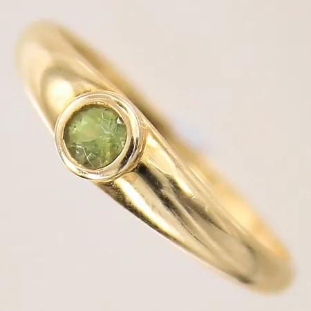 Ring med grön sten, stl: 18, bredd: 1,3-4,7mm, 18K  Vikt: 1,7 g