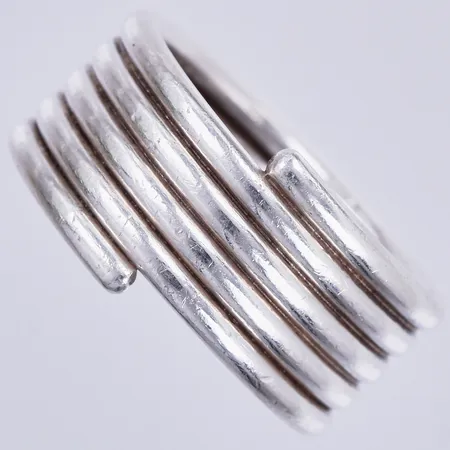 Ring skruv, stl ca 18½, bredd ca 10mm, silver 925/1000 Vikt: 10,2 g