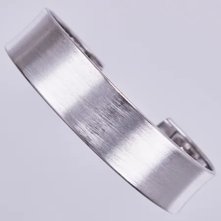 Stelt armband ca 6x5,3cm, bredd ca 15mm, 925/1000 silver Vikt: 12,4 g