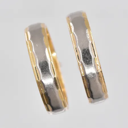 Två ringar, stl 18¾, gravyrer, 18K Vikt: 8,7 g