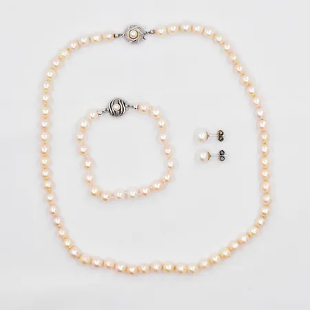 Set - Pärlcollier, odlade pärlor, Ø 6,5-6,8mm, längd 46cm, silverlås, Pärlarmband, odlade pärlor Ø6,5-7mm, längd 17,5cm, silverlås, Ett par örhängen med pärla Ø ca 8,5mm, silver Vikt: 0 g