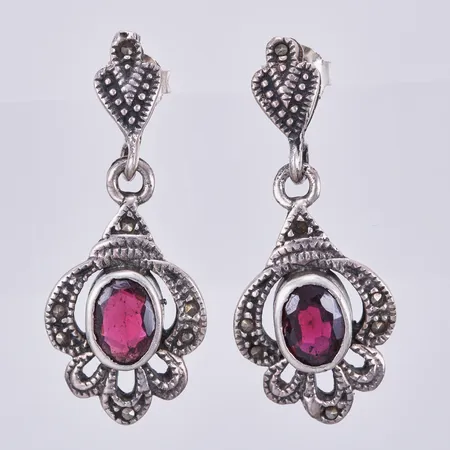 Ett par örhängen med markasiter & granater, sneda stift, längd ca 32mm, breddd ca 5-15mm, 925/1000 silver Vikt: 7,9 g
