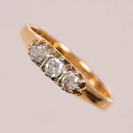 Ring, 3x diamanter 0,33ctv enligt gravyr, Ø17, bredd:4mm, 18K 2,6g.