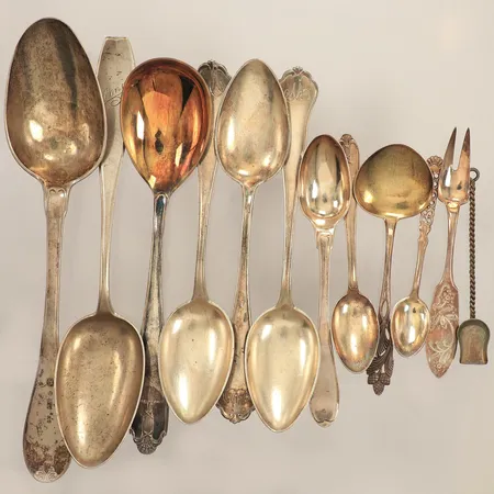 Tio skedar, längd 9-22cm, en silgaffel, en sockerskopa, gravyr, silver Vikt: 307,2 g