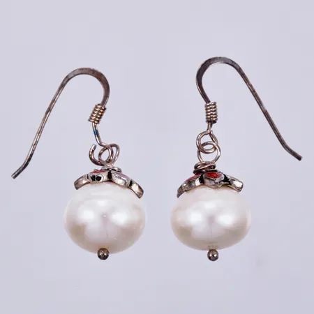 Ett par örhängen med odlade pärlor & emalj, längd ca 28mm, bredd ca 1-12mm, silver Vikt: 5,6 g