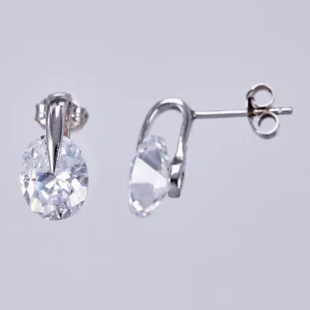 Ett par örhängen, längd: ca 13mm, bredd: ca 2-10mm, 925/1000 silver Vikt: 3 g