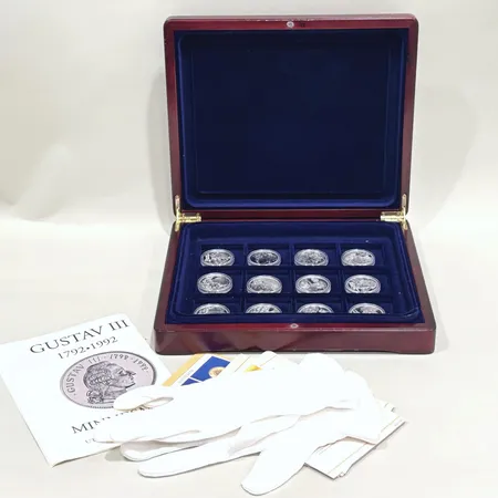 12 Samlarmynt, Kungariket Sverige, Ø36mm, präglad dekor av regenter, enskilda plastfodral, träschatull, certifikat, 925/1000 silver  Vikt: 324 g