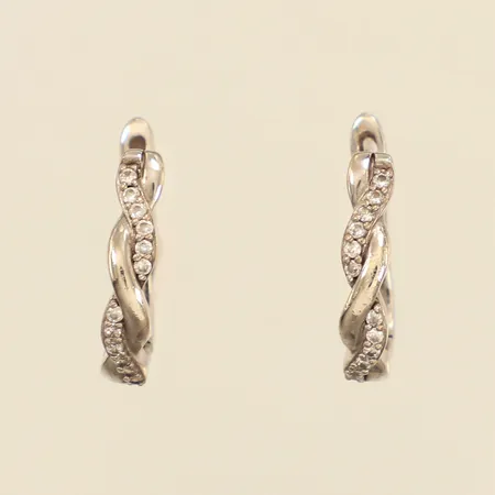 Ett par örhängen med vita stenar, längd 18mm, bredd 3,5mm, 925/1000 silver  Vikt: 3,1 g