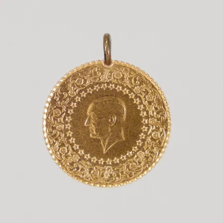 Mynt, Ataturk, Ø ca 17,8mm, år 2004, ögla oädel metall, 22K  Vikt: 1,8 g