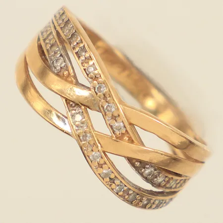 Ring vita stenar, stl 18¼, bredd 9mm, gravyr, 18K  Vikt: 3,3 g