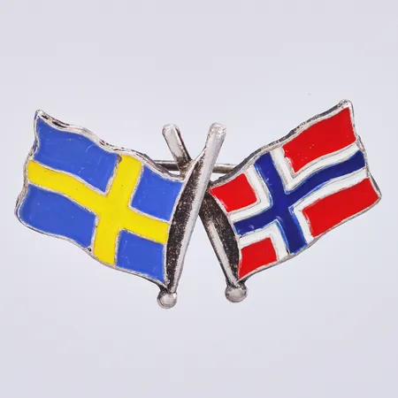 Brosch med emalj Flaggor, längd ca 1,5cm, bredd ca 26mm, silver 830/1000 Vikt: 1,1 g