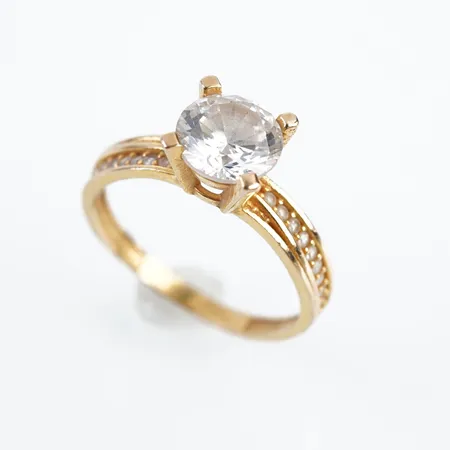Ring m vit sten, stl 17(53), Ø7mm, 21k Vikt: 3 g