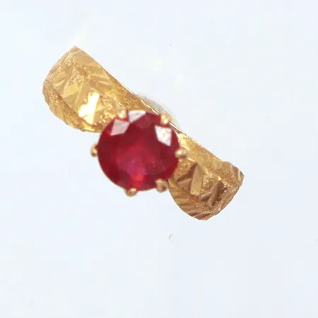 Ring, röd sten, Ø17½, ojämn i skenan, 21K  Vikt: 3,1 g