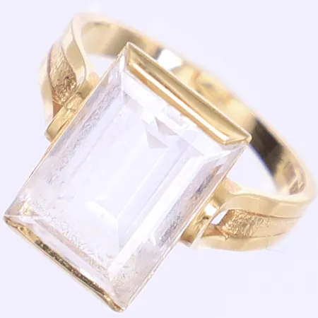 Ring med vit sten troligen bergkristall, stl 18, bredd 2-15mm, tillv. Bengt Hallberg 1998. 18K Bruttovikt: 5,5g Vikt: 5,5 g