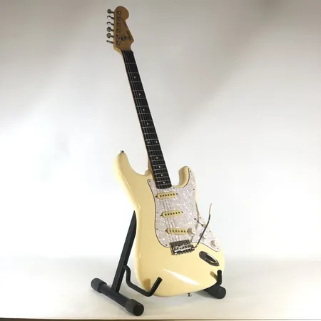 Elgitarr, Fender Stratocaster, 1980-tal, serienr: E939363, made in Japan, utbytt plektrumskydd samt svaj, stötskador, utan backplate, i case Skickas med Bussgods eller PostNord