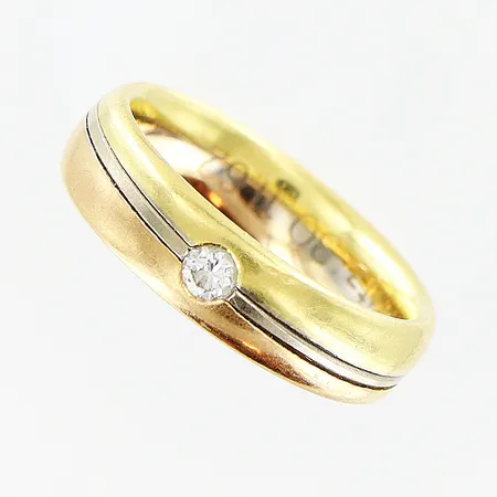 Ring, diamant 0,075ct enligt gravyr, stl 16½, bredd 4,5mm, röd/vit/gulguld, gravyr, 18K.  Vikt: 6,7 g