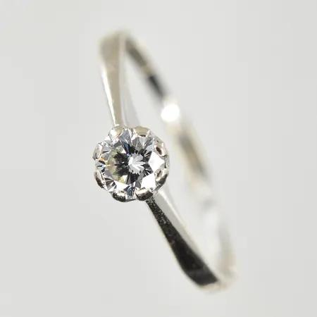 Ring med diamant 0,35ct, stl 17¾, bredd 1-5 mm, vitguld, 18K. Vikt: 1,7 g