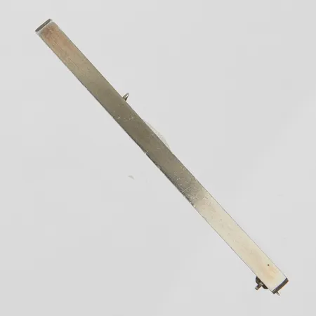 Slipsnål, längd ca 58mm, bredd 3,5mm, böjd nål, 900/1000 silver Vikt: 3,8 g