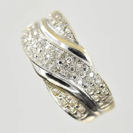 Ring med diamanter, stl 18½, bredd 3-9 mm, vitguld, behov av omrodiering, 18K. Vikt: 3,2 g