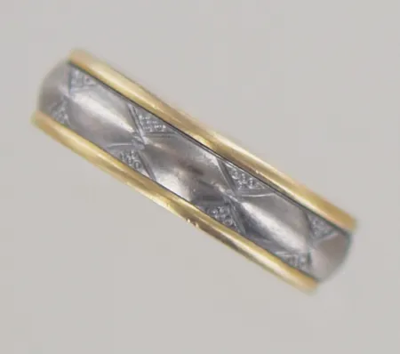 Ring vit/rödguld, Ø 17 mm, osynlig gravyr, 18K Vikt: 4,8 g