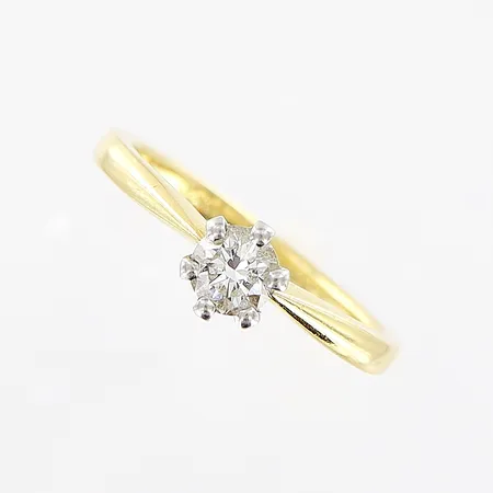 Ring stl 14½, bredd 5mm, diamant 1 x ca 0,20ct, briljantslipad, fattning i vitguld, gravyr, 18K Vikt: 2,1 g