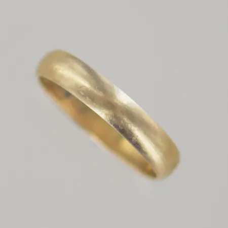 Ring, Ø 18½ mm, bredd 3,8 mm, graverad,18K Vikt: 3,5 g
