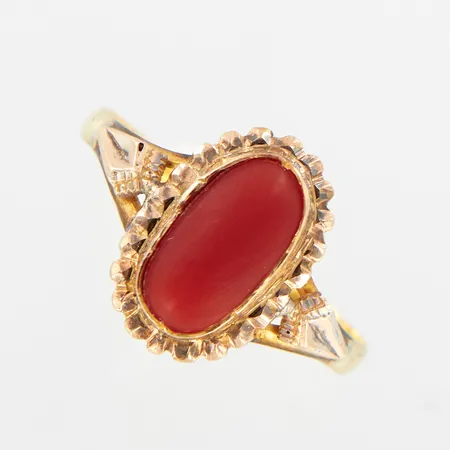 Ring, röd sten, stl 18½, bredd 2-13mm, synlig lagning, något skev skena, 18K. Vikt: 2,5 g