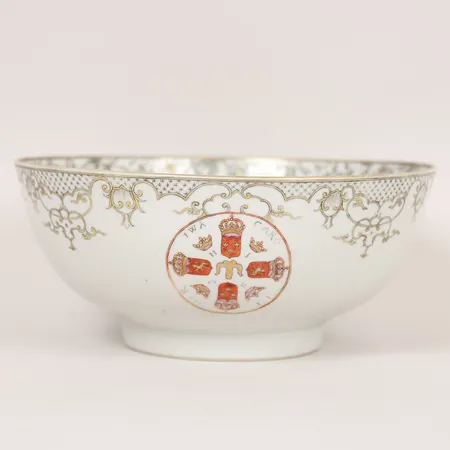 Bålskål, vapenporslin, Qing dynastin, Yongzheng, 1730-tal, dekor i grisaille, guld och emaljfärger av s.k. Carolinermynt avbildade runt om från 1718. Mynten efter Karl XII's silvermynt, diameter 28,5 cm, sprickor, kantlagning  Specialfrakt, kontakta pantbankskontoret för mer information.