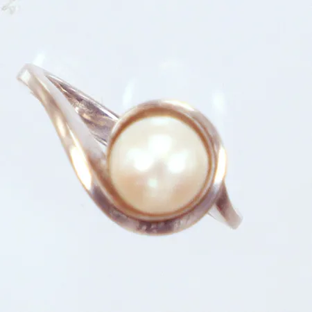 Ring Ø17½, vitguld med odlad saltvattenspärla, 18K Vikt: 6,1 g